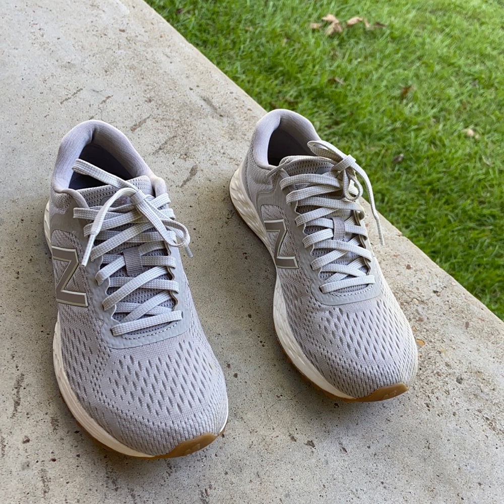Gray tennis shoes